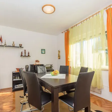 Karla With Parking Apartman