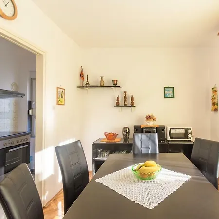 Karla With Parking Apartman Crikvenica